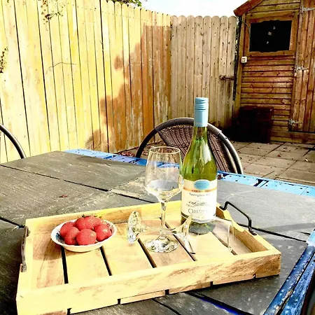 Dom wakacyjny Shangri-la Large Family Townhouse Free Carpark