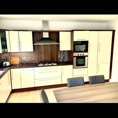 Semesterbostad Shangri-la Large Family Townhouse Free Carpark Cill Airne