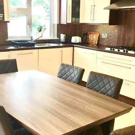 Shangri-la Large Family Townhouse Free Carpark Semesterbostad