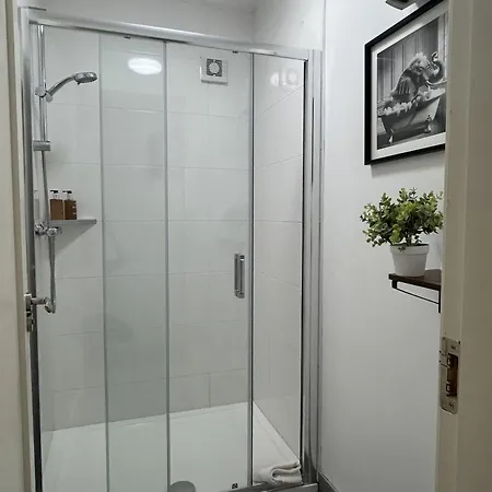 בית נופש Shangri-la Large Family Townhouse Free Carpark *