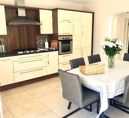 Shangri - La Spacious Family Townhouse Killarney