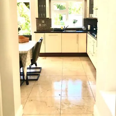 Shangri - La Spacious Family Townhouse