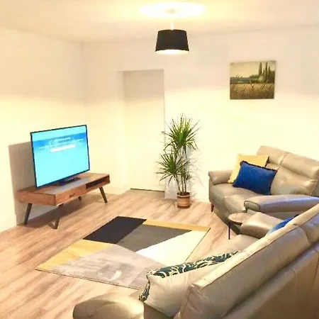 Shangri - La Spacious Family Townhouse Holiday home *